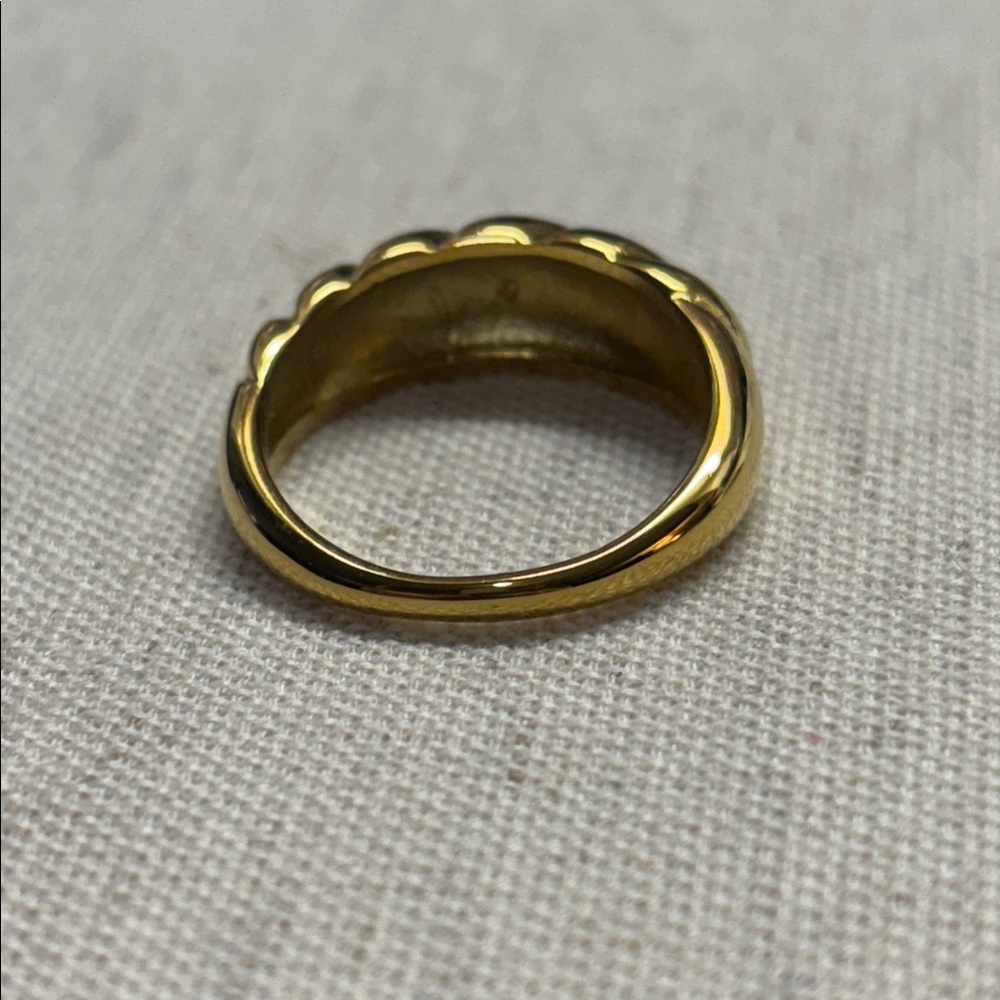 Goldtone, stainless steel shrimp ring - Picture 2 of 3